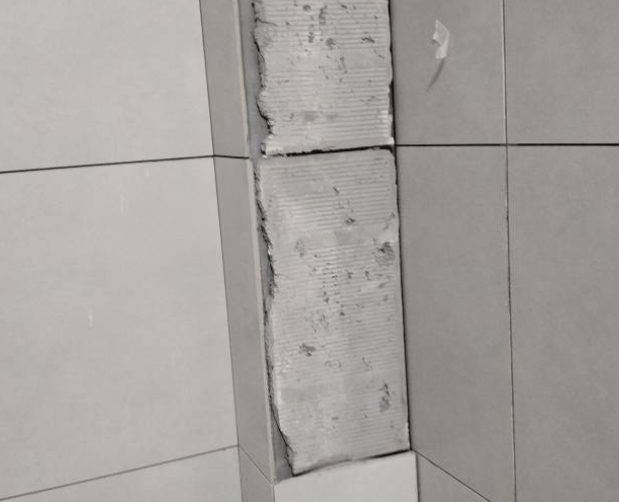 永顺瓷砖空鼓维修公司分享下瓷砖施工前基层浇水润湿程度不足，可能导致以下问题